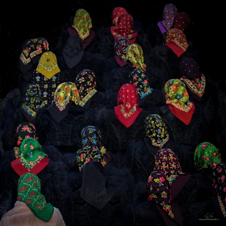 Istoria basmalelor de tip „Kashmir”, în Maramureș: Țesătura încântătoare care făcea odată garderoba frumoasă; Năframa colorată și povestea ei unică