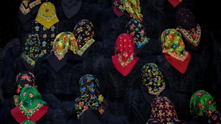 Istoria basmalelor de tip „Kashmir”, în Maramureș: Țesătura încântătoare care făcea odată garderoba frumoasă; Năframa colorată și povestea ei unică