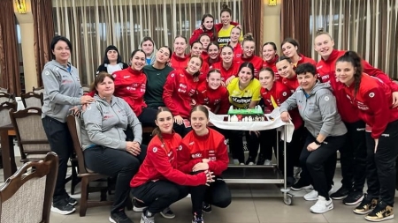 Momente speciale în cantonamentul echipei de tineret a României la handbal în Baia Mare: Una din jucătoare și-a sărbătorit aniversarea cu naționala