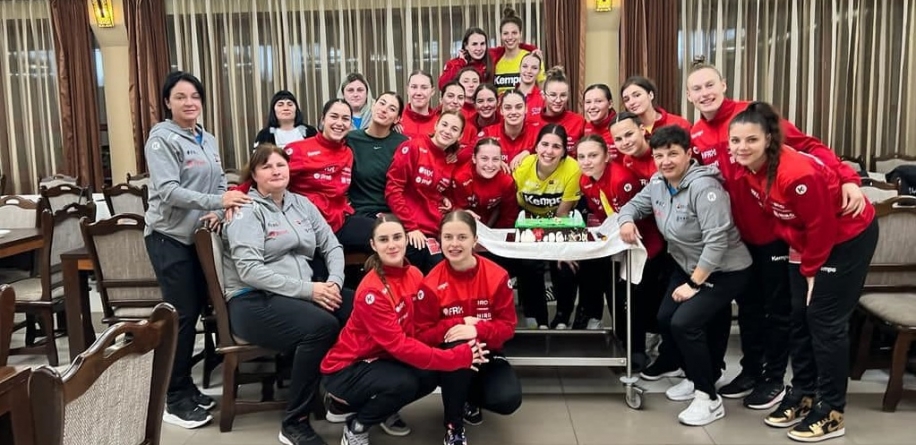 Momente speciale în cantonamentul echipei de tineret a României la handbal în Baia Mare: Una din jucătoare și-a sărbătorit aniversarea cu naționala