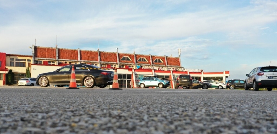 Din 5 august: Accesul în incinta parcării Aeroportului Internațional Maramureș se va putea efectua, pe fluxul de intrare, pe baza unui tichet