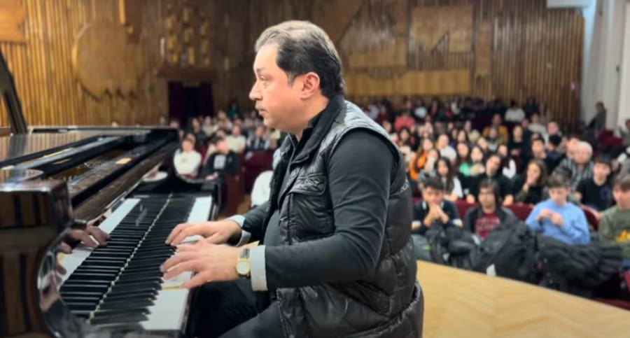 La Colegiul de Arte: Marius Vernescu, artist de valoare și renumit la nivel internațional, a susținut pentru liceeni, un Masterclass de muzică jazz