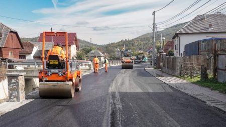 Covor asfaltic în Botiza; Nou drum județean proaspăt reabilitat