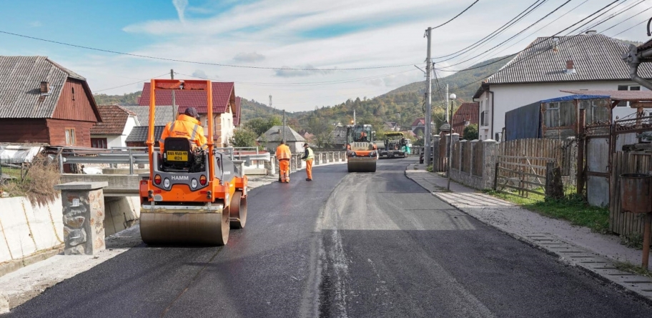 Covor asfaltic în Botiza; Nou drum județean proaspăt reabilitat
