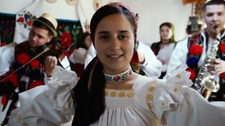 Spectacol folcloric cu tineri în Sighetu Marmației