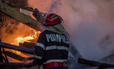 Incendiu devastator în Mânău: o familie cu patru copii a rămas fără locuință înainte de Crăciun