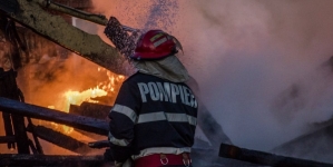 Incendiu devastator în Mânău: o familie cu patru copii a rămas fără locuință înainte de Crăciun