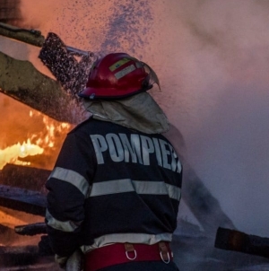 Incendiu devastator în Mânău: o familie cu patru copii a rămas fără locuință înainte de Crăciun