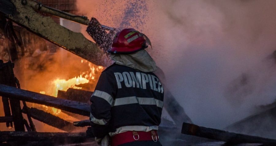 Incendiu devastator în Mânău: o familie cu patru copii a rămas fără locuință înainte de Crăciun