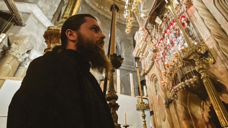 Când viața bate filmul: Preotul din Maramureș cu talent la actorie din serialul românesc „Vlad”, instalat oficial în parohia ortodoxă în satul Glod