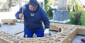 Maramureșeanul Sabin Bumb, meșter popular și artist al bucătăriei: Tăuțeanul care și-a dedicat viața toată lemnului și a ajuns prieten al vedetelor