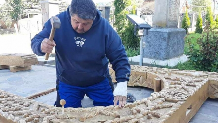 Maramureșeanul Sabin Bumb, meșter popular și artist al bucătăriei: Tăuțeanul care și-a dedicat viața toată lemnului și a ajuns prieten al vedetelor