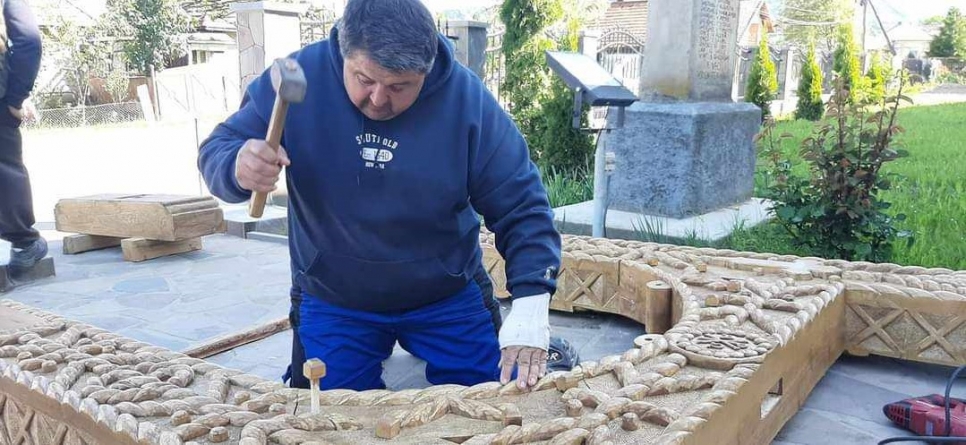 Maramureșeanul Sabin Bumb, meșter popular și artist al bucătăriei: Tăuțeanul care și-a dedicat viața toată lemnului și a ajuns prieten al vedetelor