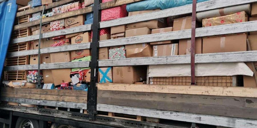 Tir condus de un maramureșean, încărcat cu mobilă și saltele second, a fost întors la vamă