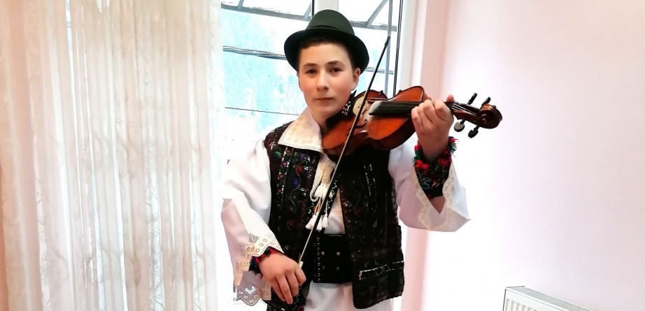 Pasionat de vioară: Premii importante obținute de Cristian Ionel Hojda la trei concursuri; Este elev al Școlii Populare de Artă din Baia Mare