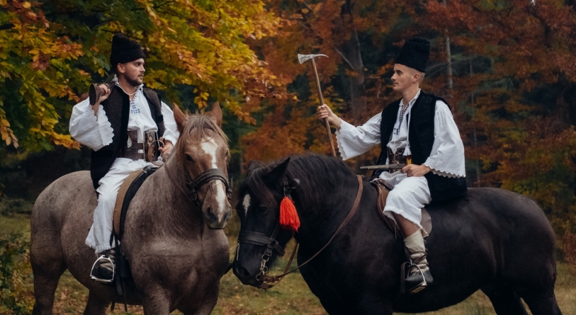 Frații Chindriș au lansat un proiect muzical inspirat din fapte reale, de pe vremea când feciorilor le sosea ordin de plecare în cătănie