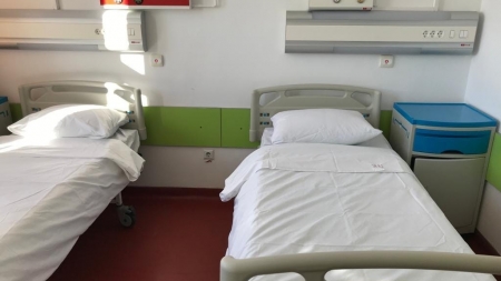 Modernizare: Paturi și noptiere achiziționate la Spitalul Județean Baia Mare
