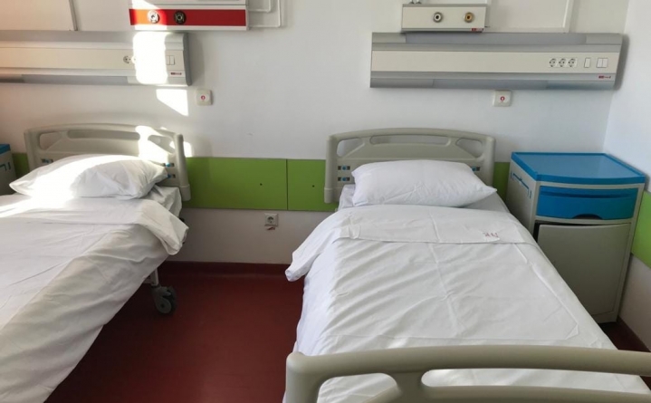 Modernizare: Paturi și noptiere achiziționate la Spitalul Județean Baia Mare
