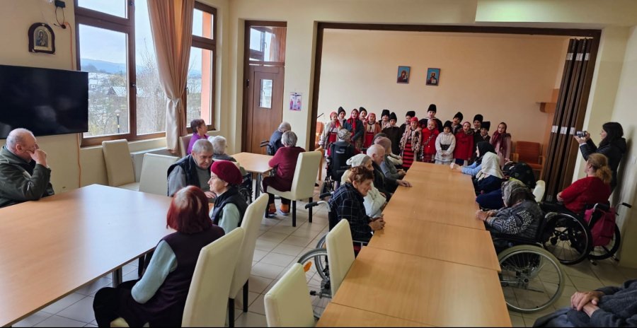 Primii colindători au ajuns la bunicii din cadrul Centrului „Bunul Samarinean” din Coroieni