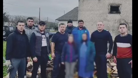 Faptă bună: Mașină de lemne cumpărată de jandarmii lăpușeni pentru o bunicuță și nepoata ei