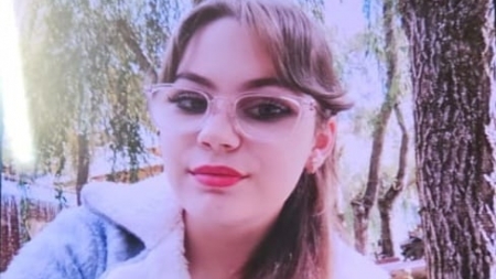 Sara Moiș a sărit în brațele polițistului care a găsit-o; Bărbatul în casa căruia se afla a fost reținut