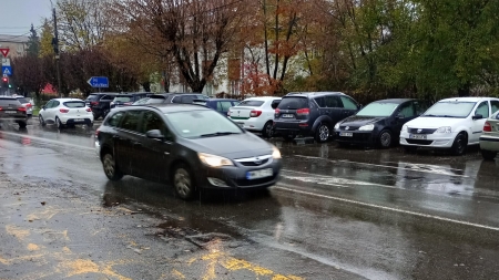 Șoferi, empatizați cu pietonii când plouă!