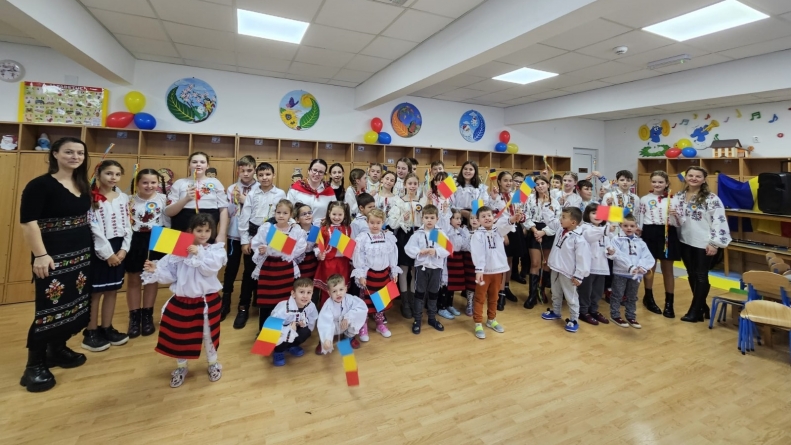 Elevi ai Școlii „Alexandru Ioan Cuza” au sărbătorit Ziua Națională alături de preșcolarii grupelor mari de la Grădinița „Micul Prinț” din Baia Mare