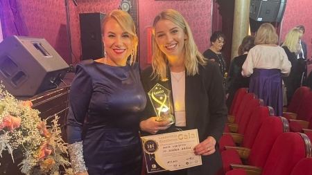 Fosta jucătoare de handbal în Baia Mare, Aneta Udriștioiu, a primit o distincție specială, ca și căpitan al actualei echipe