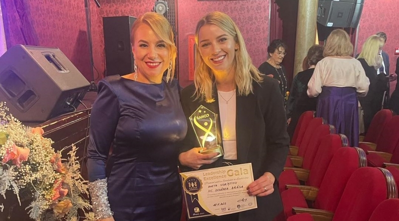 Fosta jucătoare de handbal în Baia Mare, Aneta Udriștioiu, a primit o distincție specială, ca și căpitan al actualei echipe