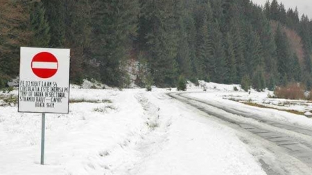În sezonul de iarnă: Lista șoselelor maramureșene care sunt nerecomandate amatorilor de drumeții montane