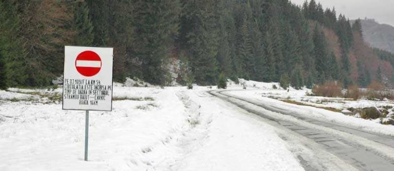 În sezonul de iarnă: Lista șoselelor maramureșene care sunt nerecomandate amatorilor de drumeții montane