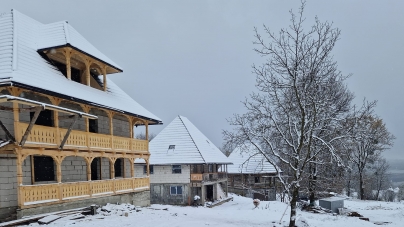 Iarnă peste satul copilăriei: Copiii fără povești de vacanță pot învăța despre meșteșugurile tradiționale și pot beneficia de locuințe protejate în Desești