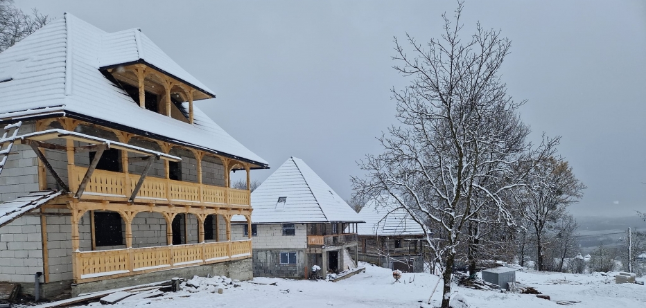 Iarnă peste satul copilăriei: Copiii fără povești de vacanță pot învăța despre meșteșugurile tradiționale și pot beneficia de locuințe protejate în Desești