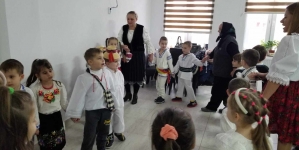De 1 Decembrie: Preșcolarii de la Grădinița nr. 4 Baia Mare și Hora Unirii la Căminul de Vârstnici Baia Sprie