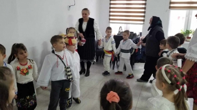 De 1 Decembrie: Preșcolarii de la Grădinița nr. 4 Baia Mare și Hora Unirii la Căminul de Vârstnici Baia Sprie