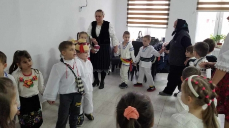 De 1 Decembrie: Preșcolarii de la Grădinița nr. 4 Baia Mare și Hora Unirii la Căminul de Vârstnici Baia Sprie