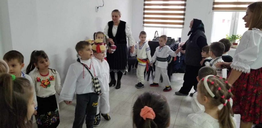 De 1 Decembrie: Preșcolarii de la Grădinița nr. 4 Baia Mare și Hora Unirii la Căminul de Vârstnici Baia Sprie