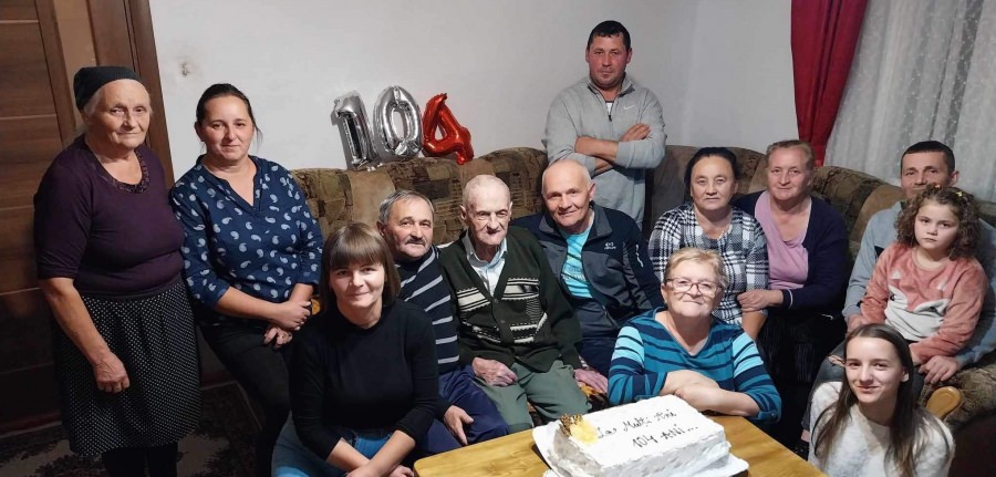 Momente deosebite în familie: Filip Kifa, maramureșeanul care cunoaște pe de rost toată Biblia, a împlinit 104 de ani; Viața unui veteran de război