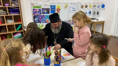 Părintele Casian Filip, considerat de copii prietenul lui Moș Crăciun, la o activitate educațională