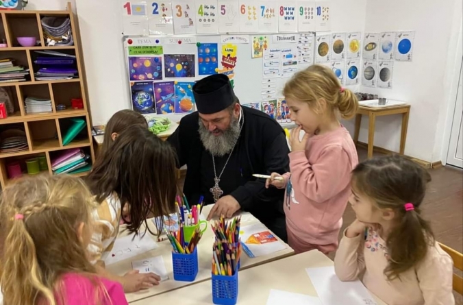 Părintele Casian Filip, considerat de copii prietenul lui Moș Crăciun, la o activitate educațională
