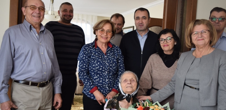 Sighetu Marmației: Todora Arba, centenarul de viață cu familia și autoritățile în cadru festiv; Un mesaj de suflet, al administrației din municipiu