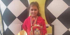 Maramureșeanca Sofia Ayana Vălean, la doar 7 ani, campioană a României la „sportul minții”, alături de colegele sale de echipă, la categoria 10 ani