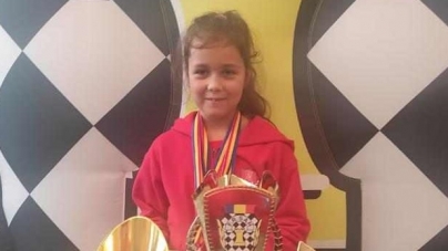 Maramureșeanca Sofia Ayana Vălean, la doar 7 ani, campioană a României la „sportul minții”, alături de colegele sale de echipă, la categoria 10 ani