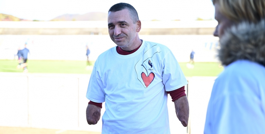 Ajută un tată pentru a putea să-și strângă copilul în brațe!