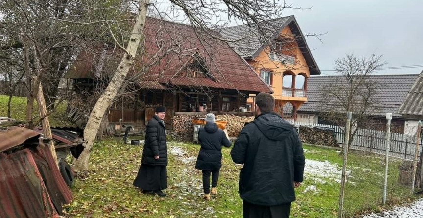Peste 100 de bătrâni singuri și familii numeroase din Maramureșul Voievodal au primit daruri în cadrul campaniei filantropice „La căsuța unde-i neaua până-n tindă”