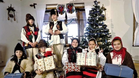 Serbare de Crăciun organizată de micii artiști care fac parte din Ansamblurile de copii „Mugurașii Maramureșului” și „Coconii Maramureșului”