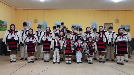 Obiceiuri vechi și colinde tradiționale vor fi prezentate de Coconii Deseștiului în a doua zi de Crăciun