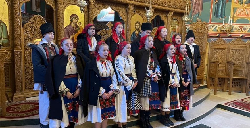 Mai multe cete de colindători au poposit la Mănăstirea „Sfânta Ana” Rohia