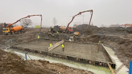 Lucrările pe șantierul noului pod transfrontalier peste Tisa avansează în ritm alert