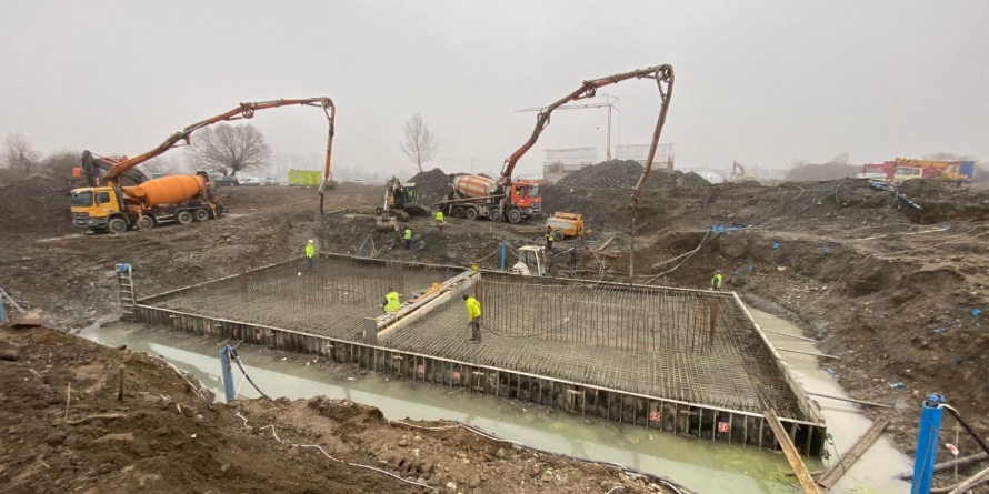 Lucrările pe șantierul noului pod transfrontalier peste Tisa avansează în ritm alert